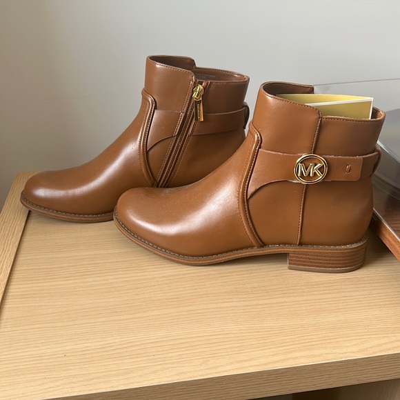 Michael Kors lugga Boots. Size 7.5 women’s. Unworn. - Picture 1 of 2
